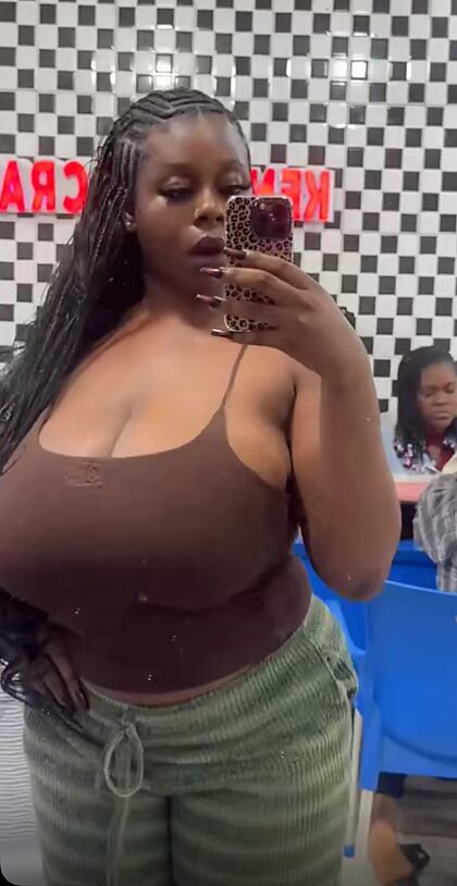 Yanah nude photo #4