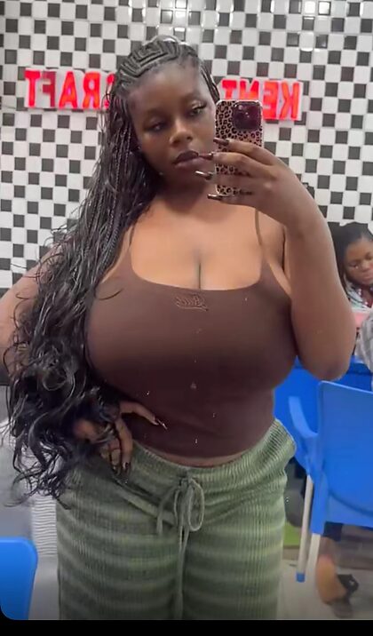 Yanah nude photo #5