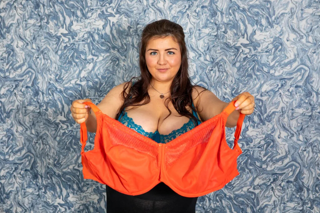 Biggest Tits in Britain nude photo #9