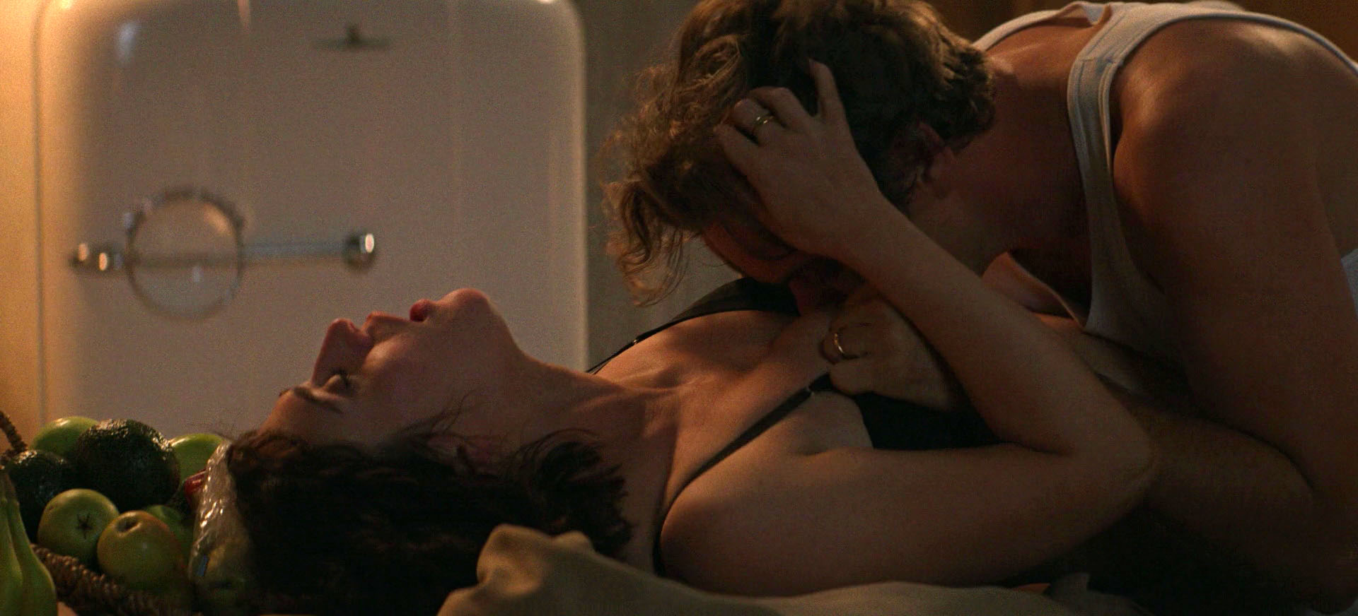 Lizzy Caplan nude photo #1