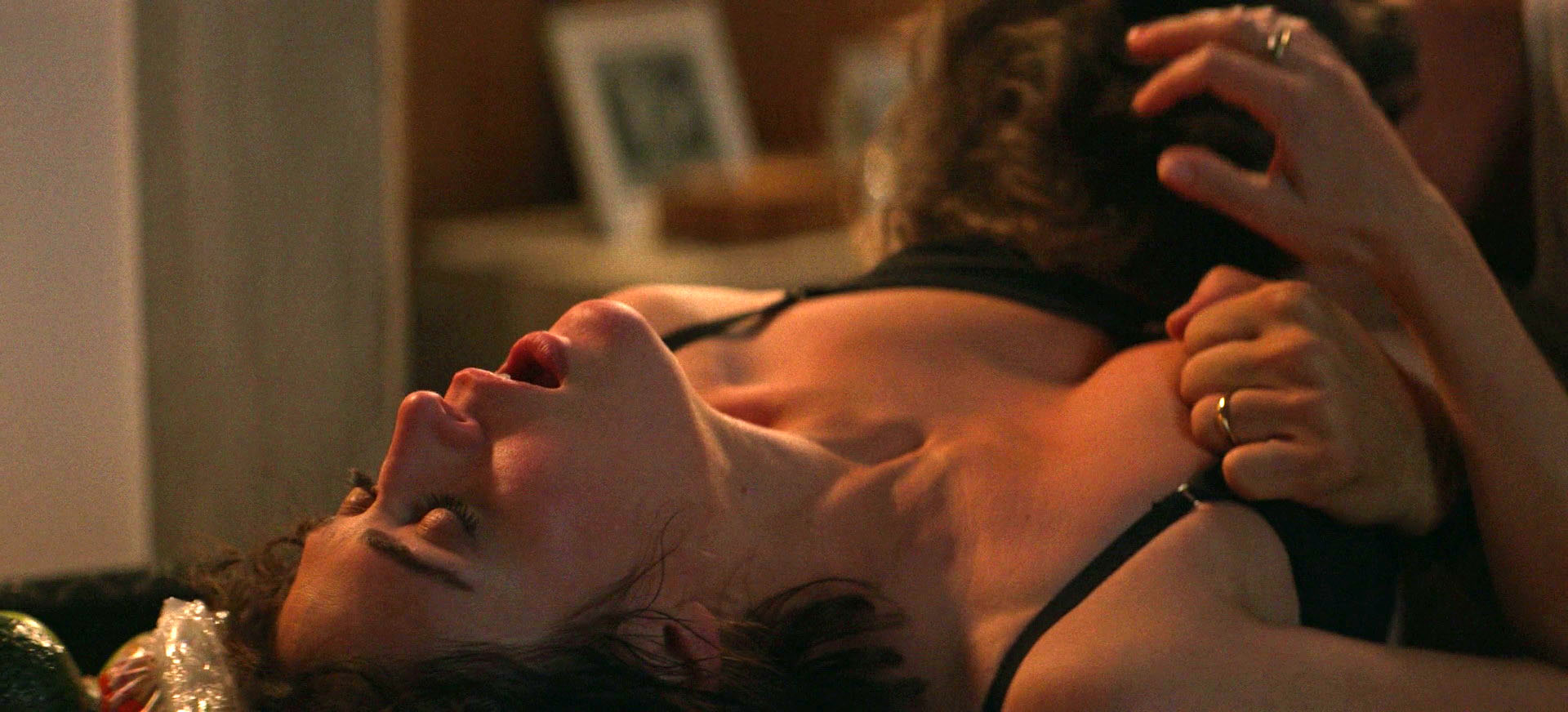 Lizzy Caplan nude photo #2