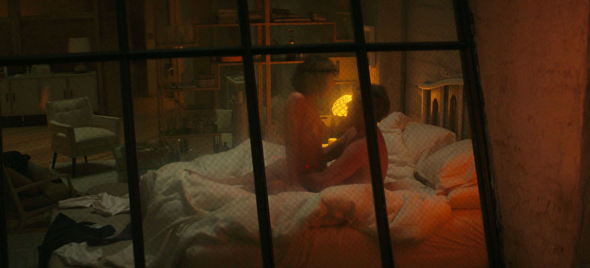 Lizzy Caplan nude photo #8