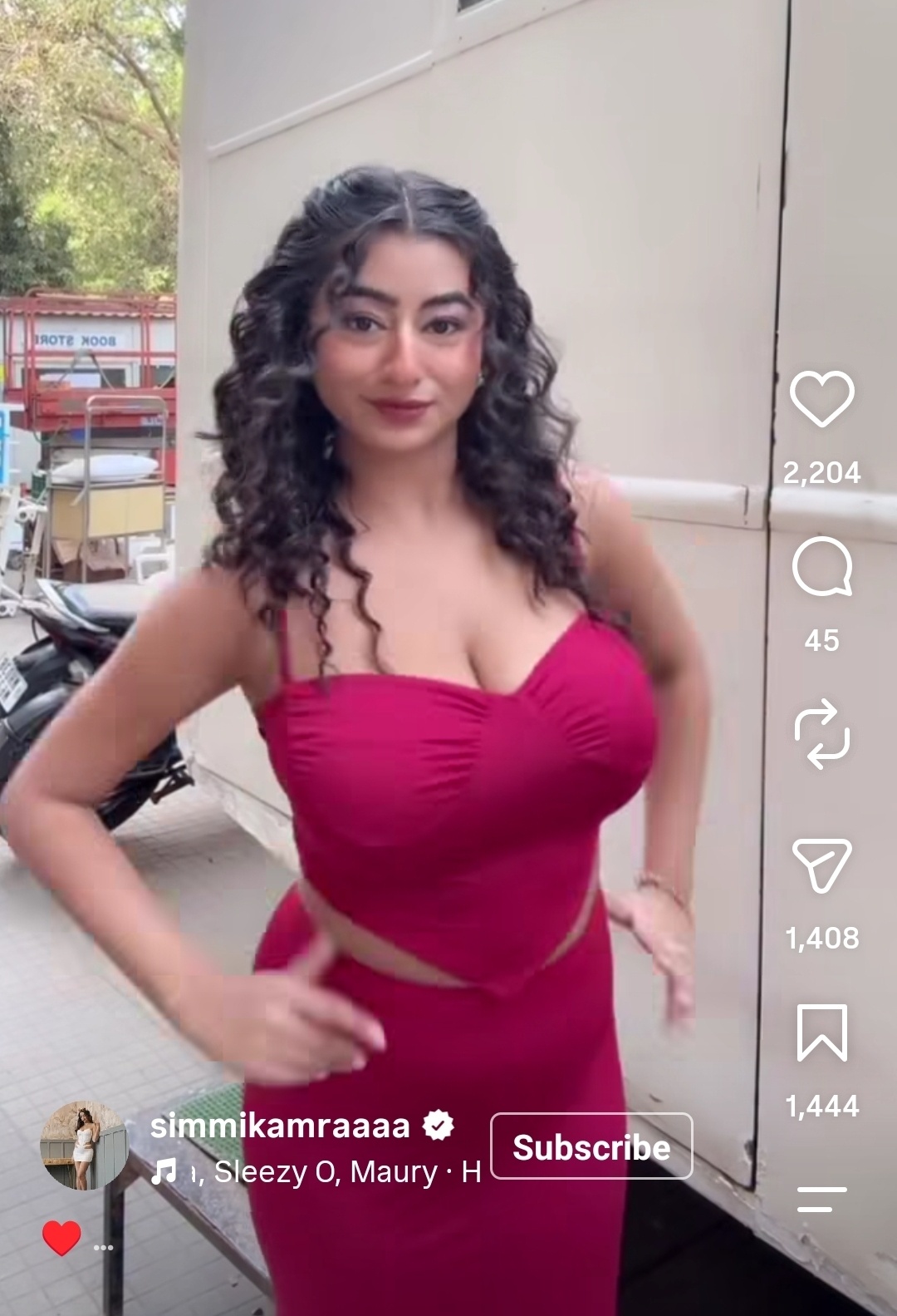 Simran Kamra nude photo #3