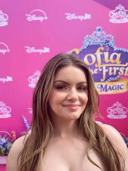 Ariel Winter set 22
