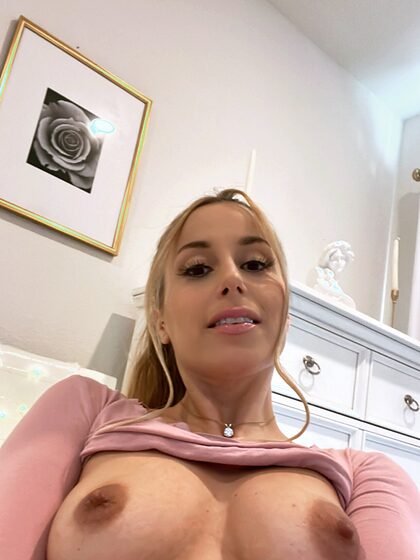 ashleyniccoleacro nude leaks