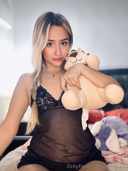 emily.2006 nude leaks