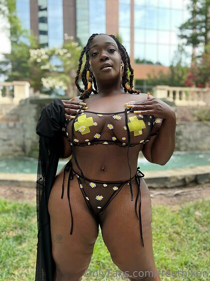 Thixen Vixen nude leaks