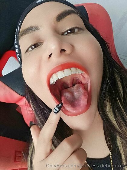 Giantess Vore Debora Fre nude leaks