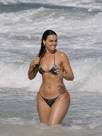 Isis Valverde set 2