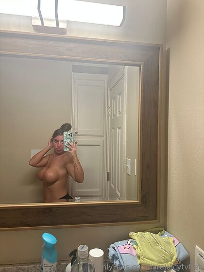 Lara Juicy FRE nude leaks