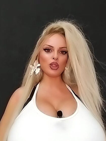 Macromastia girl on Tik Tok nude leaks