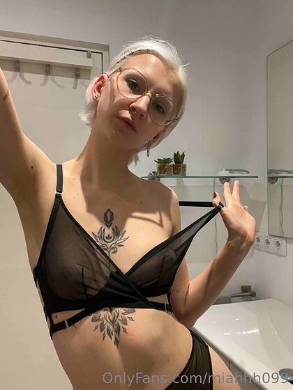 Mia Hear nude leaks