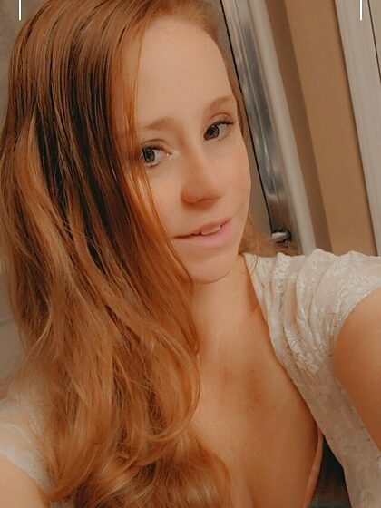 Redheaded beaut nude leaks