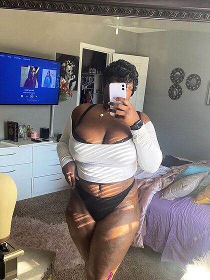 Queen DeepThroa nude leaks