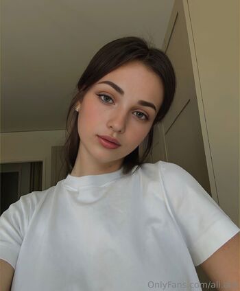 Alin / ali.alin nude photo #6
