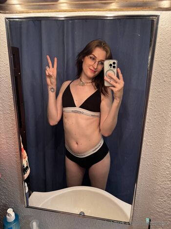 anniedro nude photo #2