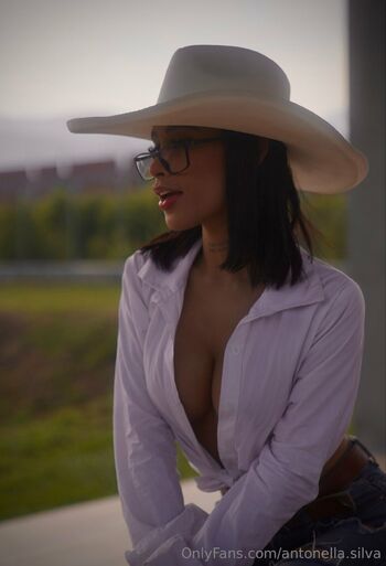 Antonella Silva nude photo #8