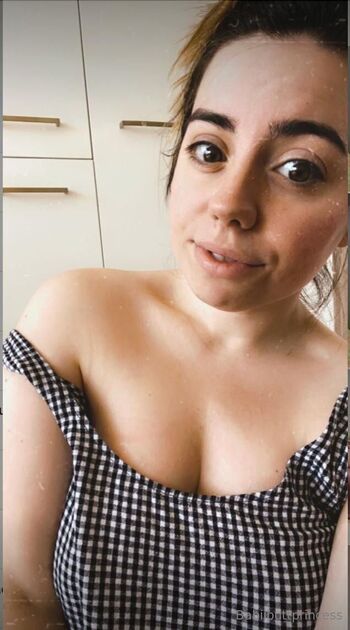 Big Booty Girl / babiibuttfree nude photo #4
