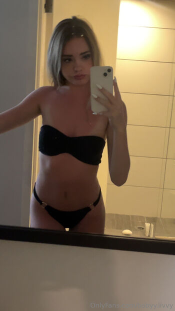 Livv / babyy.livvy nude photo #32
