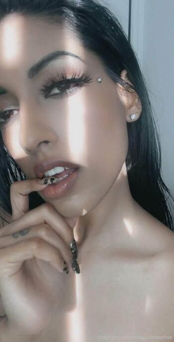 badgyalshawfree nude photo #28