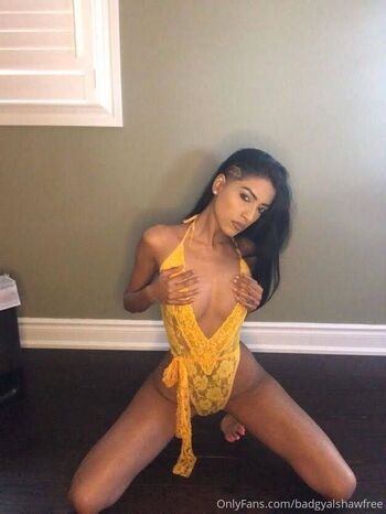 badgyalshawfree nude photo #31