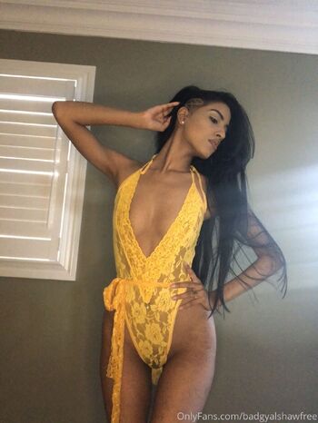 badgyalshawfree nude photo #34