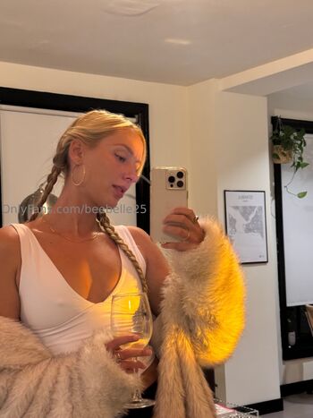 beebeel25 nude photo #6