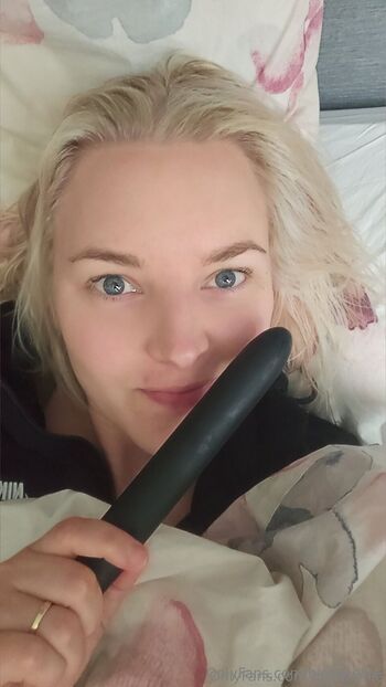 Blond Ellie nude photo #2