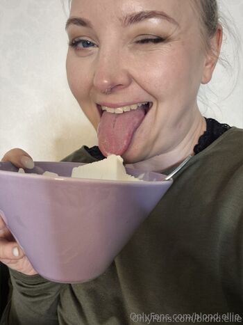 Blond Ellie nude photo #9