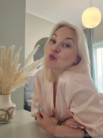Blond Ellie nude photo #39