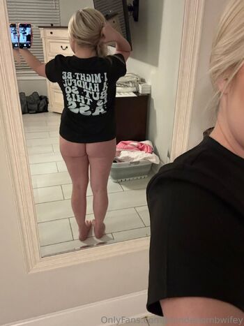 Hotblondewife / blondebombwifey nude photo #2