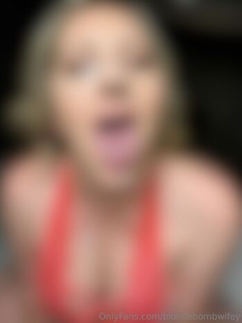 Hotblondewife / blondebombwifey nude photo #8