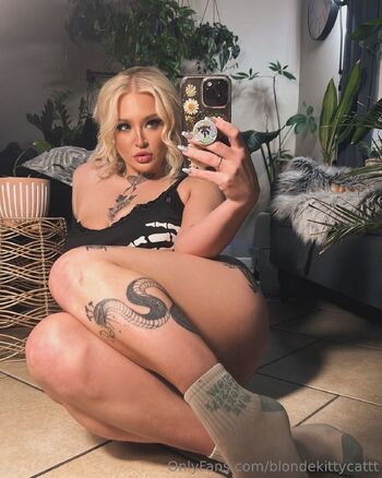 Caroline Har / blondekittycattt nude photo #6