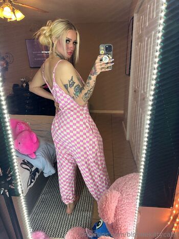 Caroline Har / blondekittycattt nude photo #17