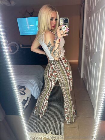 Caroline Har / blondekittycattt nude photo #18