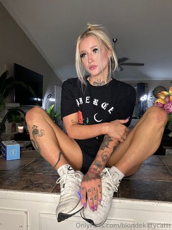 Caroline Har / blondekittycattt nude photo #20