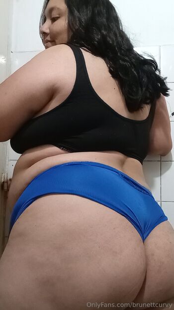 brunettcurvy nude photo #12