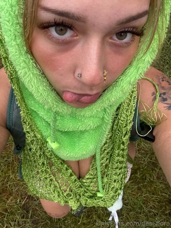 desi.flora nude photo #35
