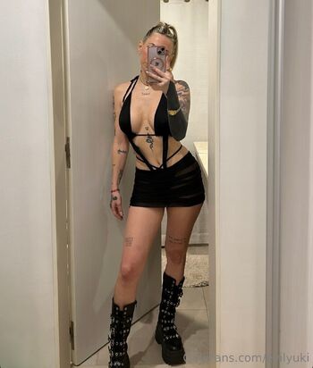 evilyuki nude photo #1