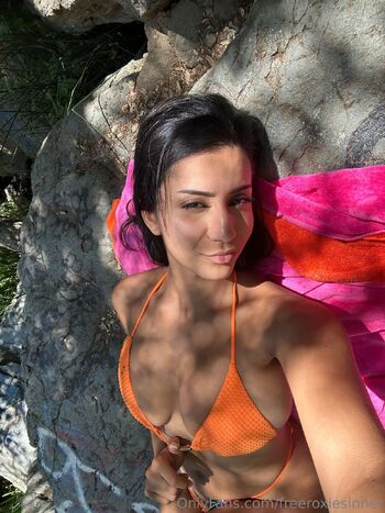 Roxie Sinne / freeroxiesinner nude photo #37