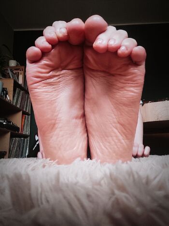 goddessblondiefeet nude photo #15