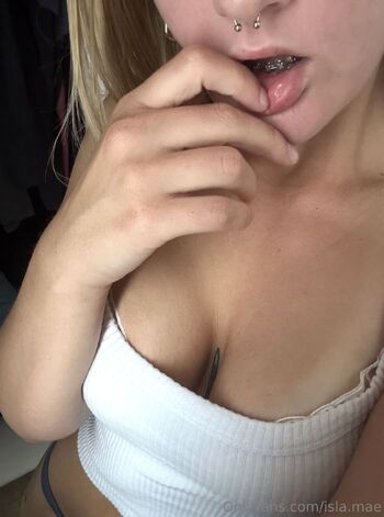 Isla mae nude photo #3