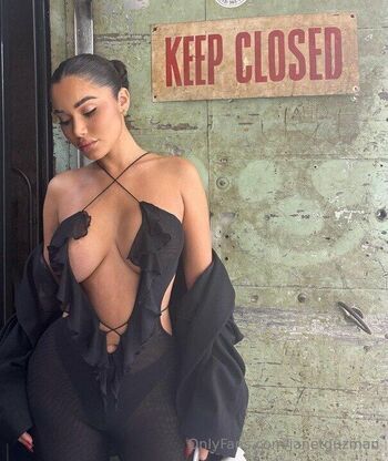 Janet Guzman nude photo #9
