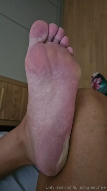 julie.bigfeet.free nude photo #4