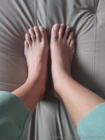 julie.bigfeet.free nude photo #12