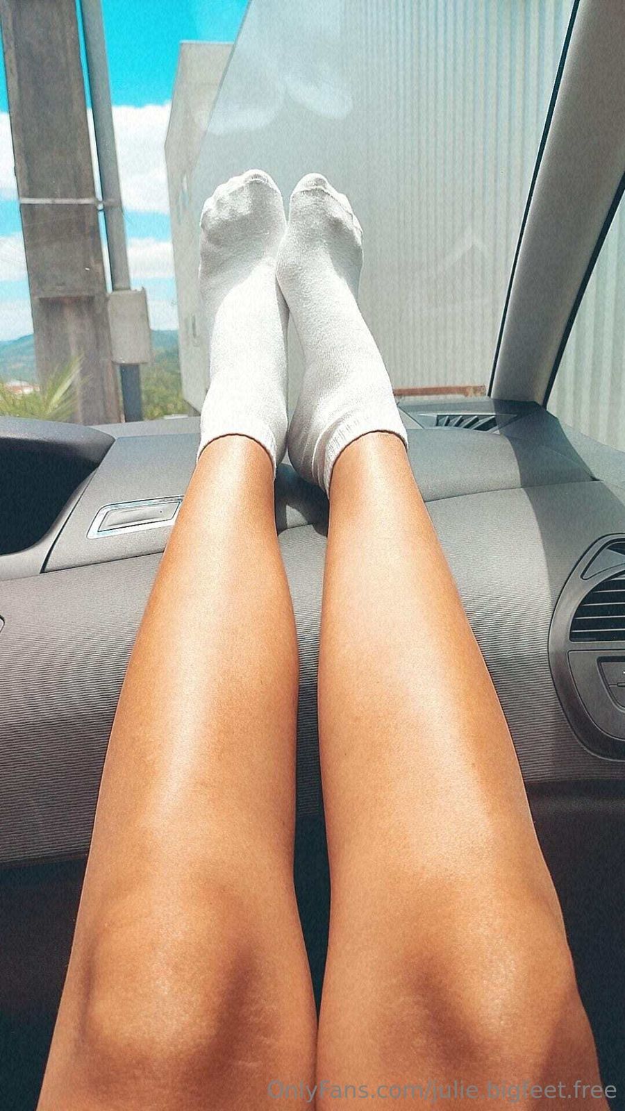 julie.bigfeet.free nude photo #15