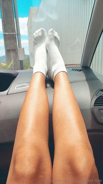 julie.bigfeet.free nude photo #15