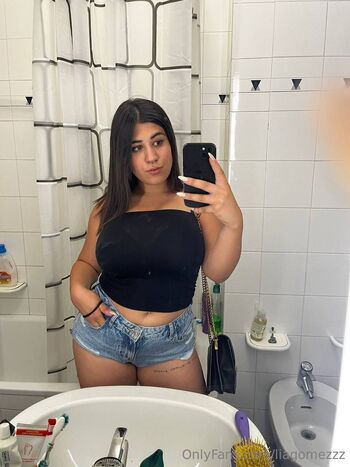 liagomezzz nude photo #5