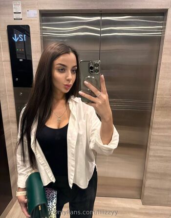 Lizzy / lliizzyy nude photo #34