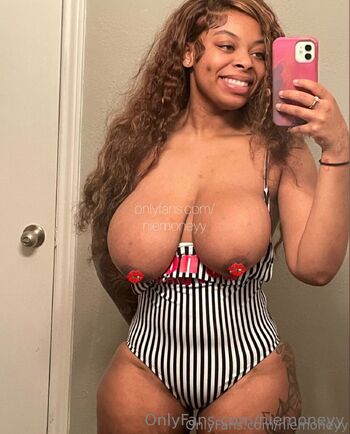 BIG NIE / niemoneyy nude photo #20